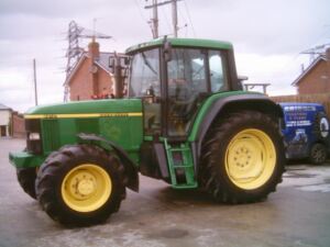 John Deere 6810